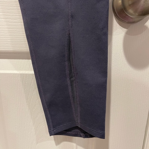 Zella - size medium - cropped leggings with see through cut out - EUC - Picture 6 of 8